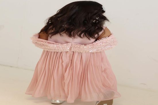 صورة فستان لحمي مع فينكه انيقه على الصدر والاكتاف ترتر وتل على الفستان